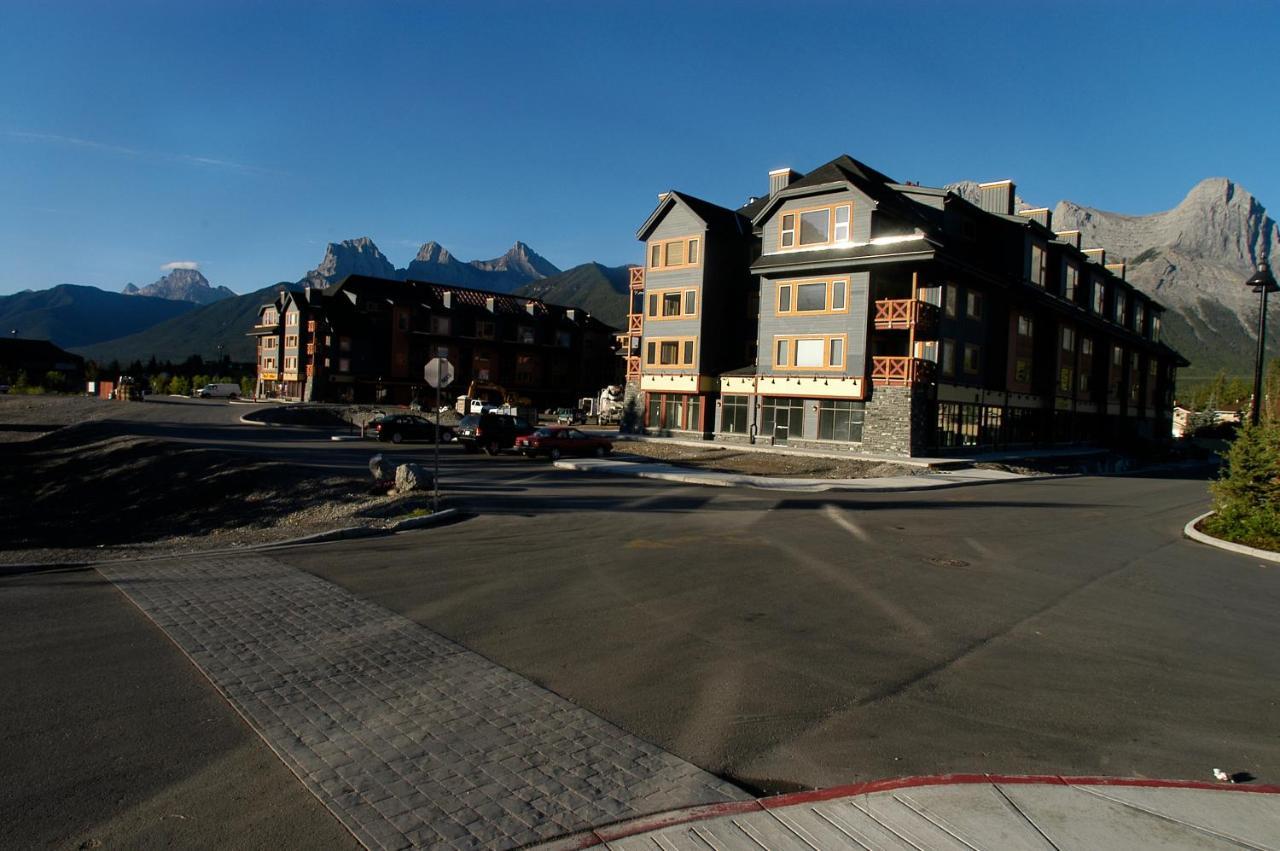 Apartment 405 Bear Creek Crossing Канмор Екстериор снимка