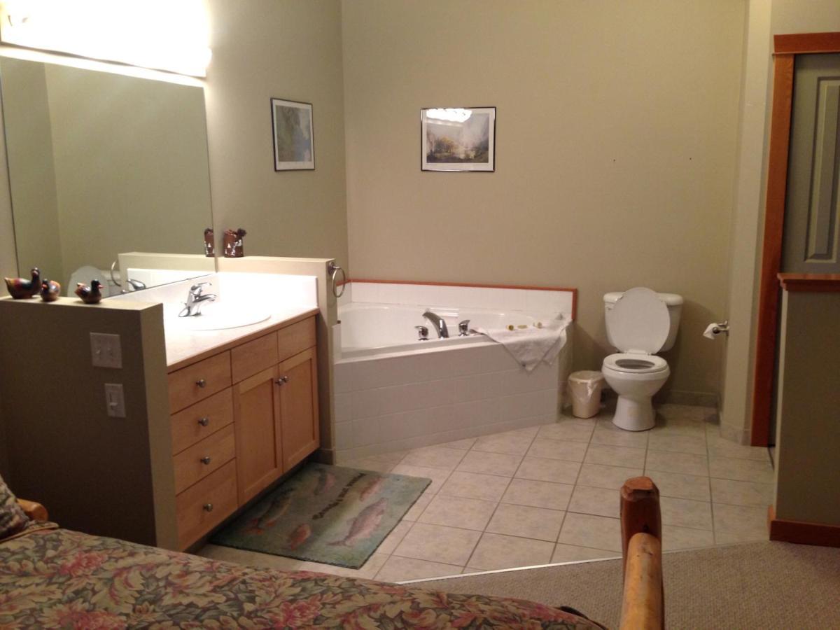 Apartment 405 Bear Creek Crossing Канмор Екстериор снимка